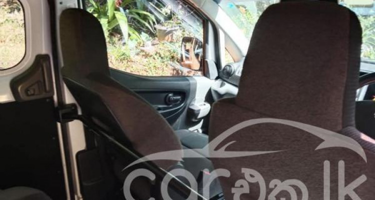 NISSAN NV200 2011