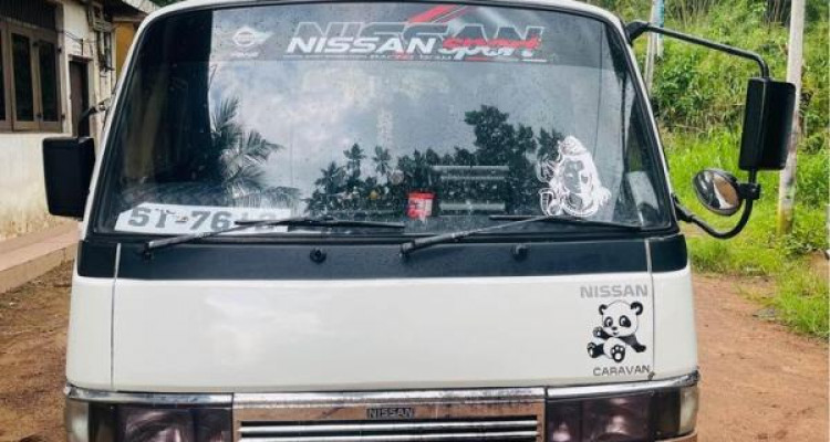 NISSAN CARAVAN 1986