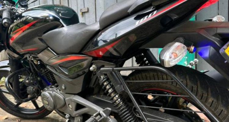 BAJAJ PULSAR 180 2017