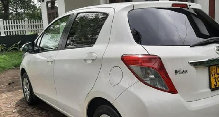 TOYOTA VITZ 2013