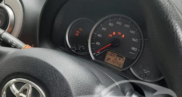 TOYOTA VITZ 2013