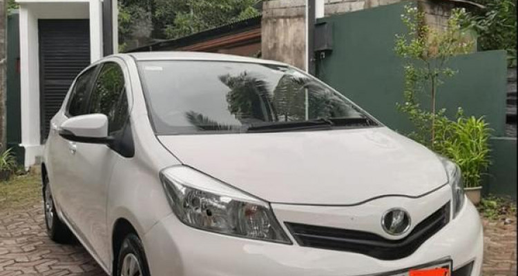 TOYOTA VITZ 2013