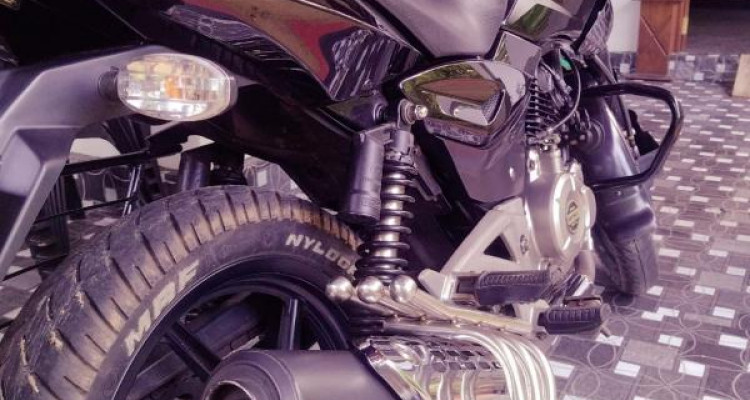 BAJAJ PULSAR 180 2016