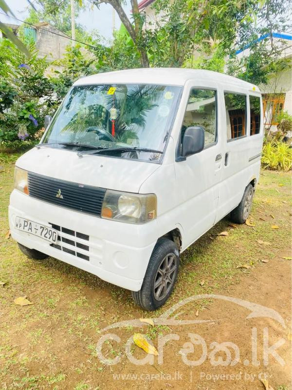 MITSUBISHI MINICAB 2001