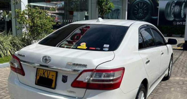 TOYOTA PREMIO 2012