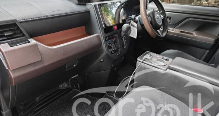 TOYOTA ROOMY 2018