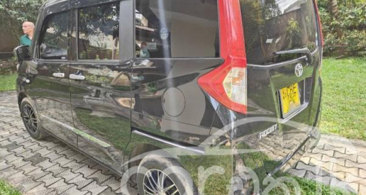 TOYOTA ROOMY 2018