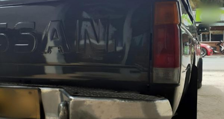NISSAN D21 1990