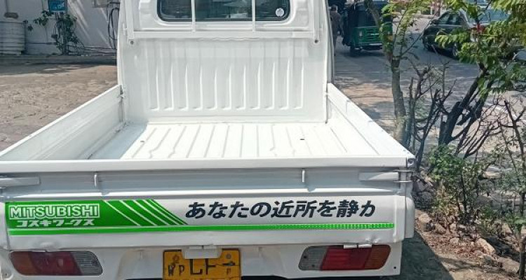 NISSAN U71 2003