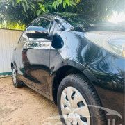 TOYOTA VITZ 2010