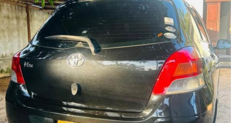 TOYOTA VITZ 2010