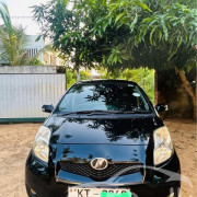 TOYOTA VITZ 2010