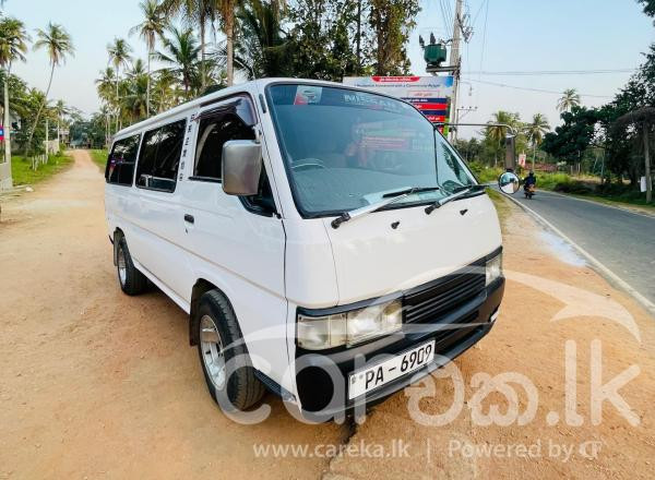 NISSAN CARAVAN 2001