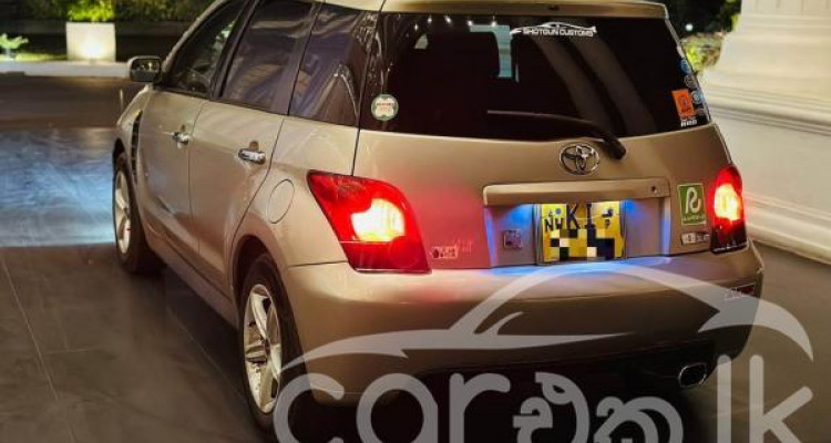 TOYOTA IST 2004