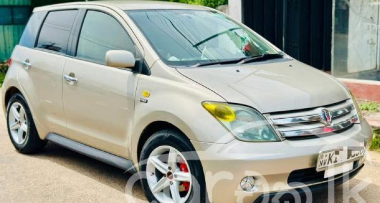 TOYOTA IST 2004