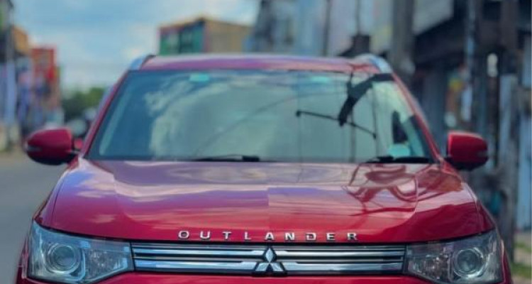 MITSUBISHI OUTLANDER PHEV 2015