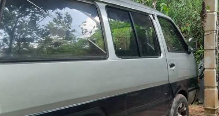 NISSAN LARGO 1996