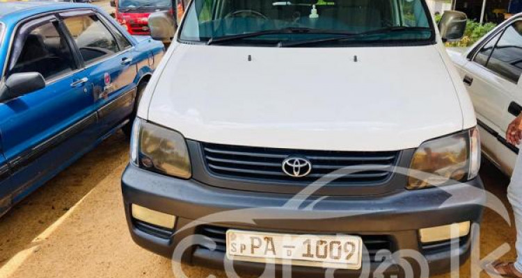 TOYOTA NOAH 2001