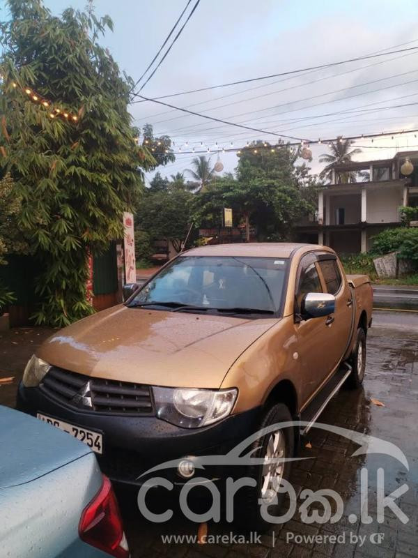 MITSUBISHI L200 2011