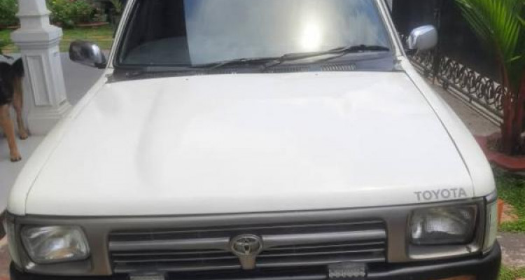 TOYOTA HILUX 1990