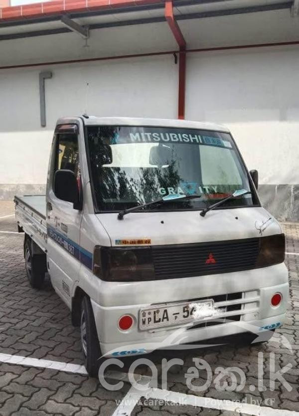 MITSUBISHI MINICAB 2001