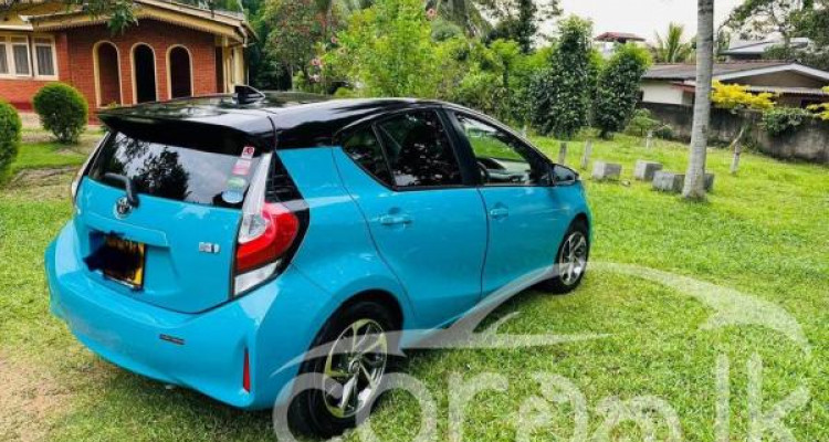 TOYOTA AQUA 2017
