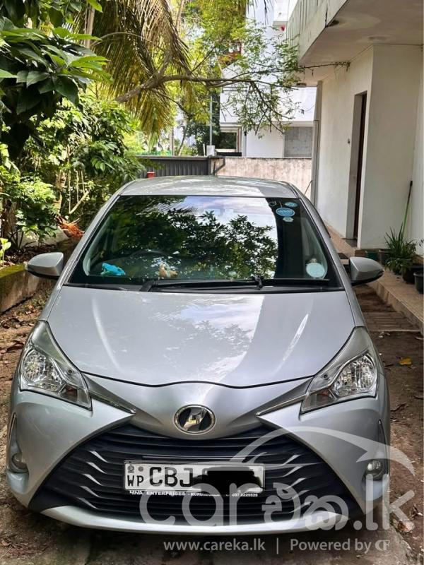 TOYOTA VITZ 2017