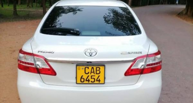 TOYOTA PREMIO 2013
