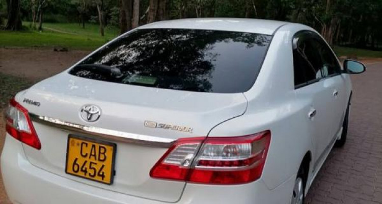TOYOTA PREMIO 2013