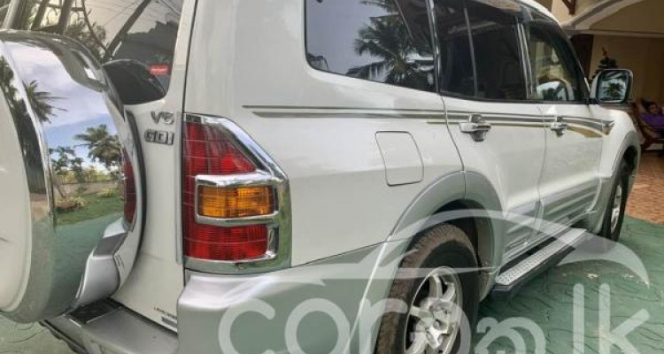 MITSUBISHI MONTERO 2000