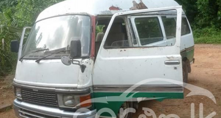 NISSAN CARAVAN 1975