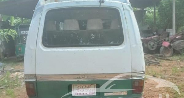 NISSAN CARAVAN 1975