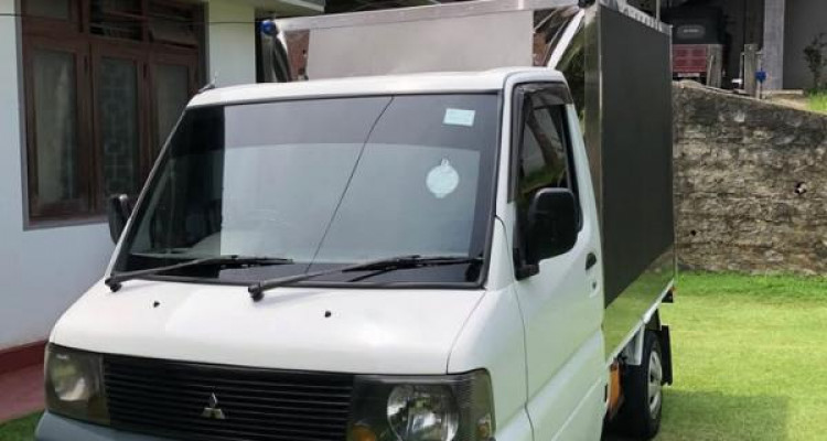MITSUBISHI MINICAB 2004