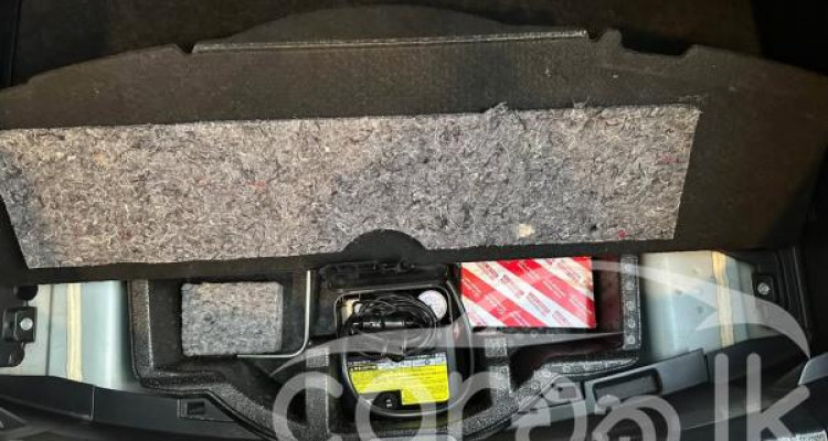 TOYOTA VITZ 2018