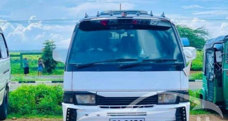NISSAN CARAVAN 1989
