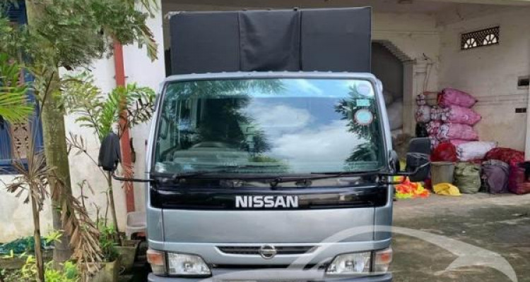 NISSAN ATLAS 2004