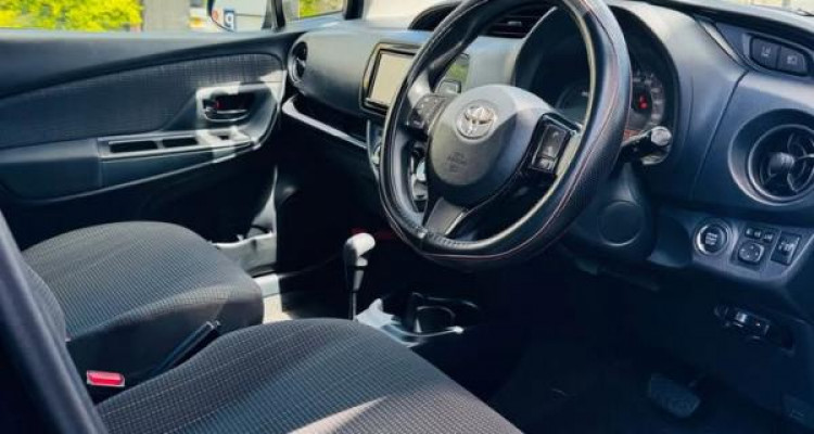 TOYOTA VITZ 2017