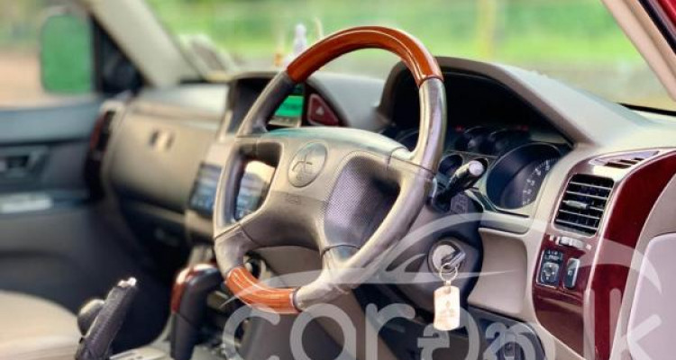 MITSUBISHI MONTERO 2004