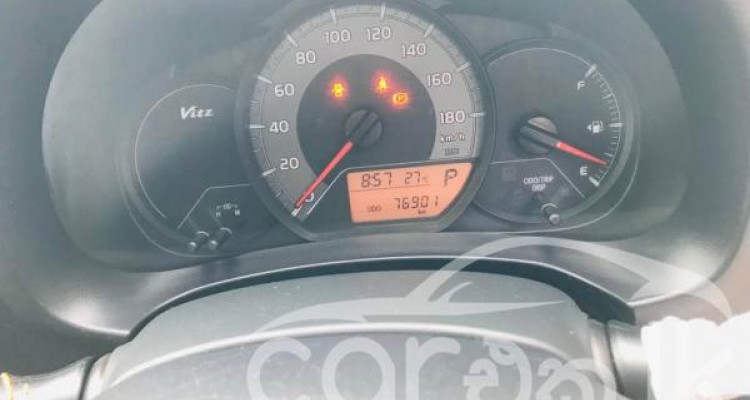 TOYOTA VITZ 2015