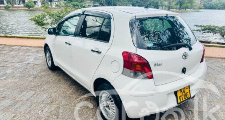 TOYOTA VITZ 2010