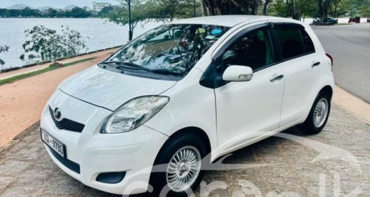 TOYOTA VITZ 2010