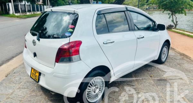 TOYOTA VITZ 2010