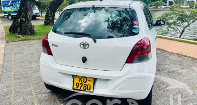 TOYOTA VITZ 2010
