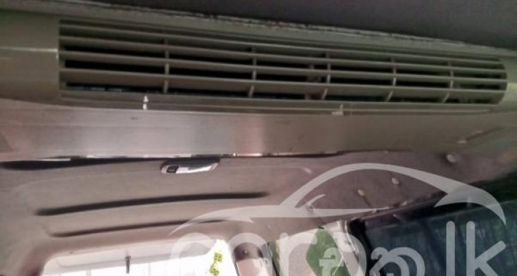 TOYOTA NOAH 2001