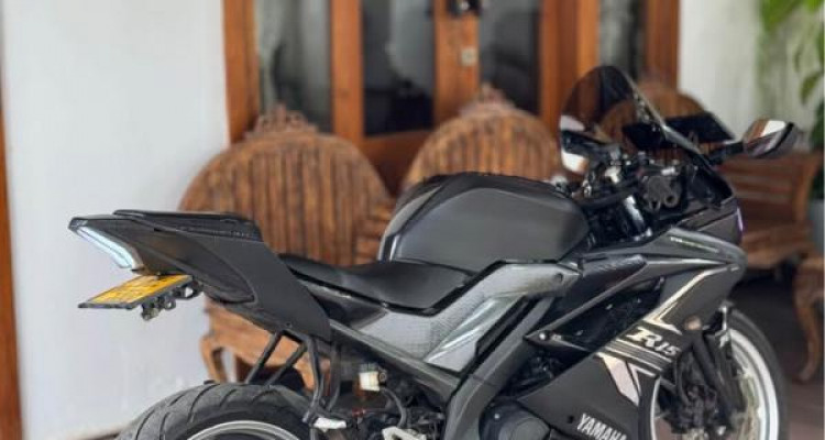 YAMAHA R15 2019
