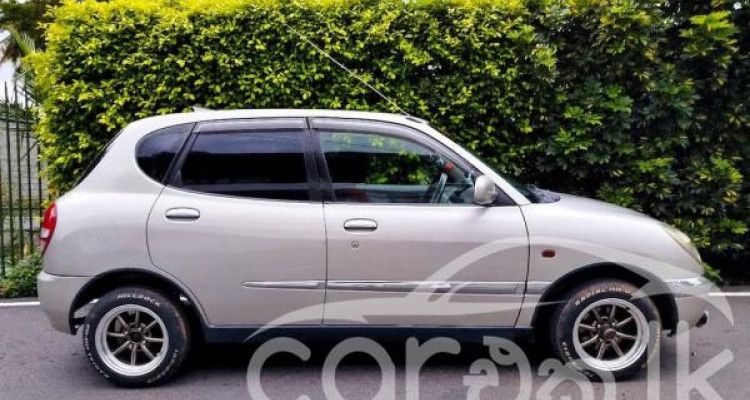 TOYOTA DUET 2000