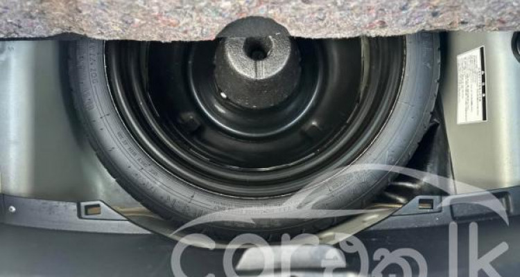 TOYOTA VITZ 2016