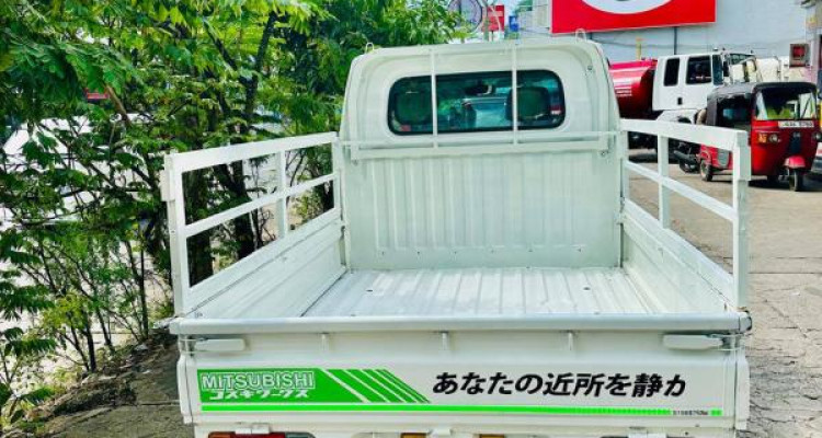 MITSUBISHI U61 2002