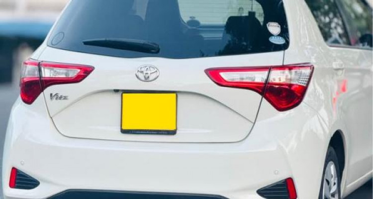 TOYOTA VITZ 2017