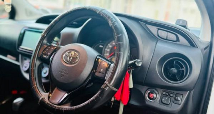 TOYOTA VITZ 2017